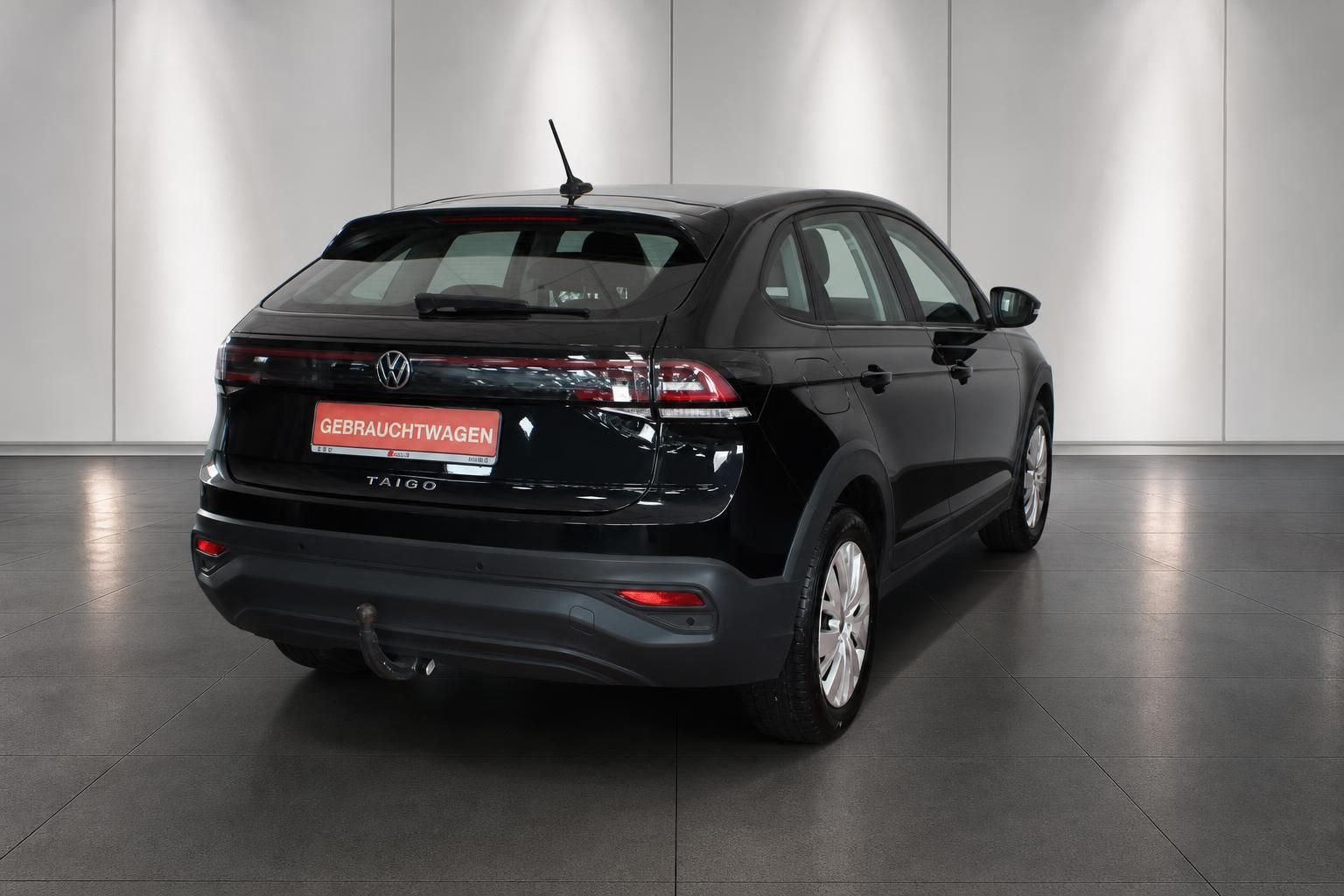 VW Taigo schwarz Heckansicht mit Anhaengerkupplung Gebrauchtwagen