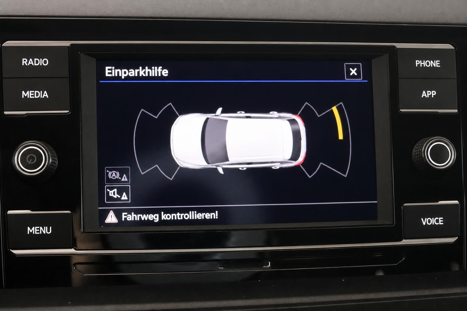 VW Taigo Infotainment Display mit Einparkhilfe Funktion