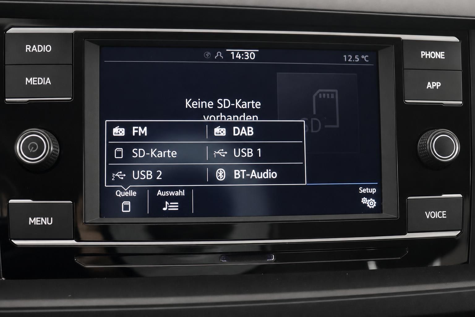 VW Radio-Display mit Quellenauswahl FM DAB und USB