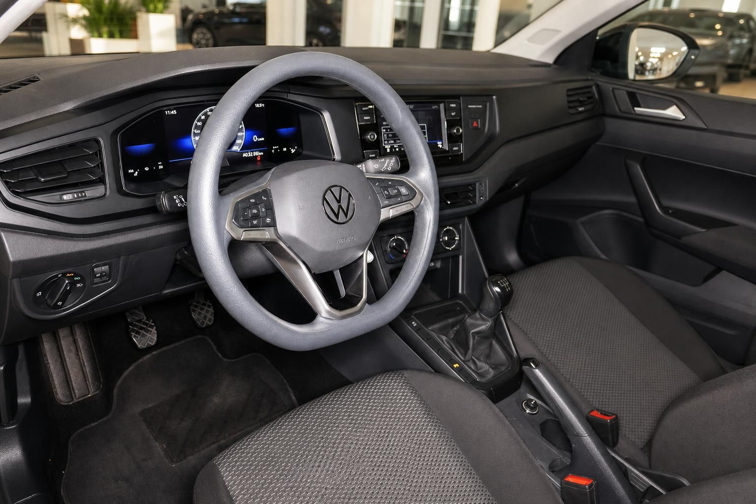 VW Cockpit mit Lenkrad und digitalem Tacho im Innenraum