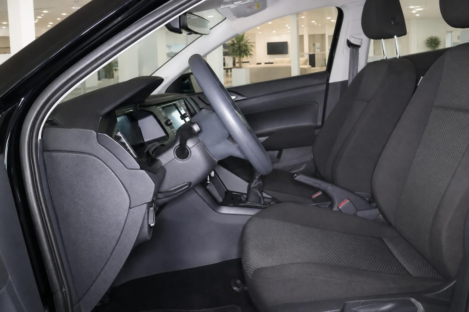 VW Innenraum mit Vordersitzen und Lenkrad im Autohaus