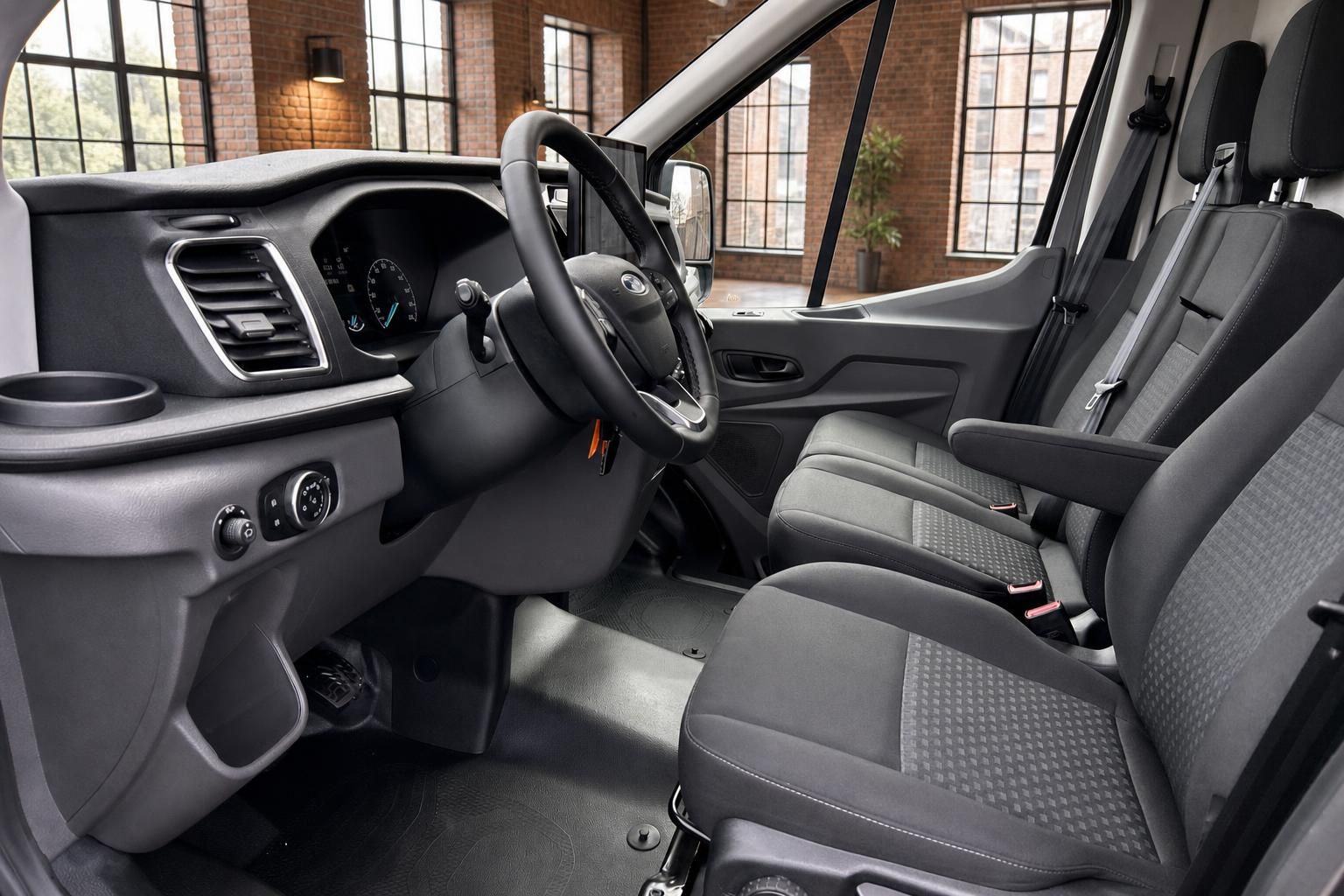 Ford Transit Innenraum Fahrerseite mit Lenkrad, Armaturenbrett und Vordersitzen