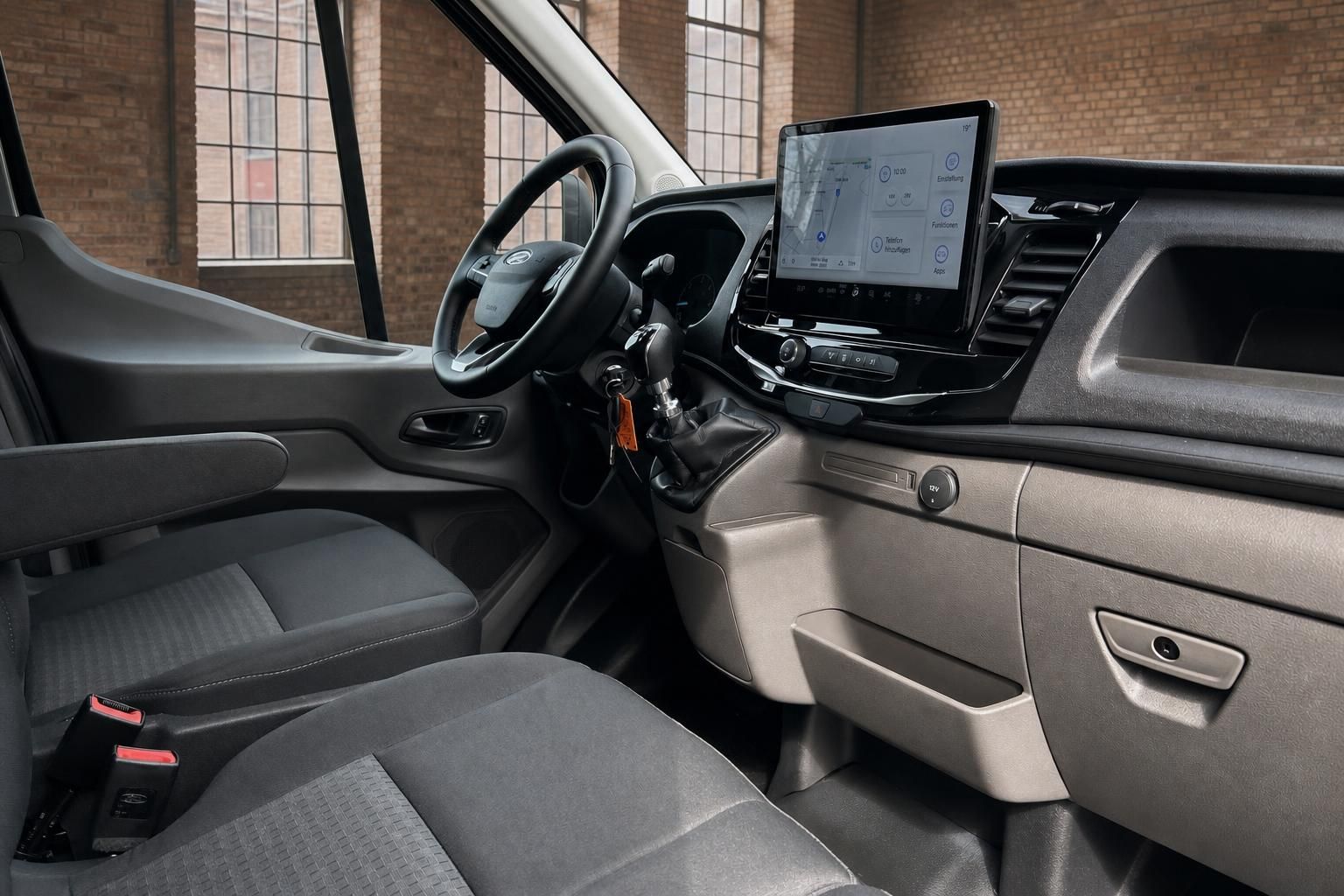 Ford Transit Cockpit mit Touchscreen-Navigation, Lenkrad und Mittelkonsole
