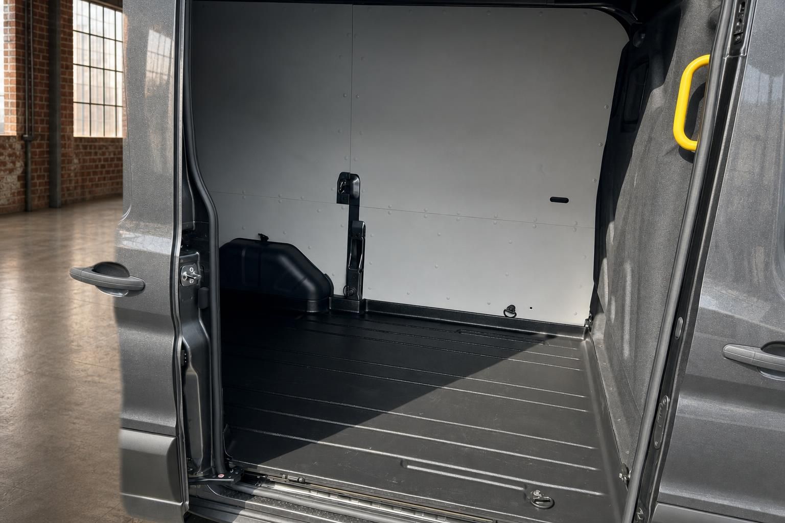 Ford Transit Laderaum mit geöffneter Hecktür und rutschfestem Ladeboden