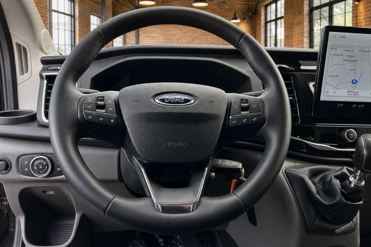 Ford Transit Lenkrad mit Multifunktionstasten, Airbag und Navigationssystem im Hintergrund