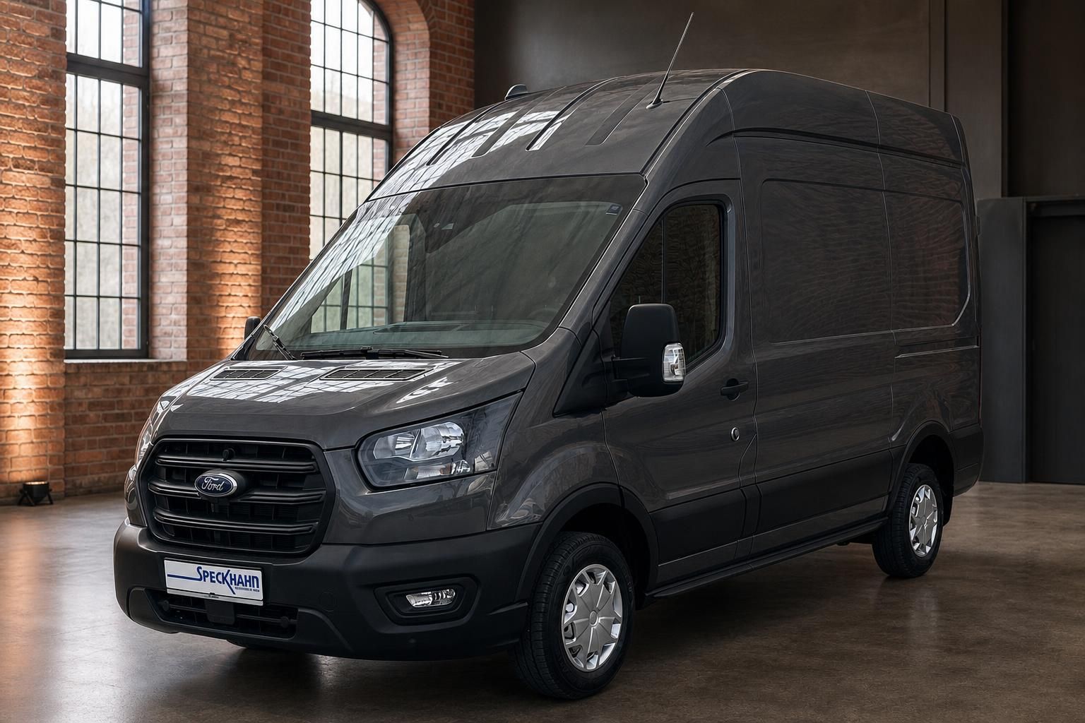 Ford Transit Hochdach grau Frontansicht schräg links in Industriehalle