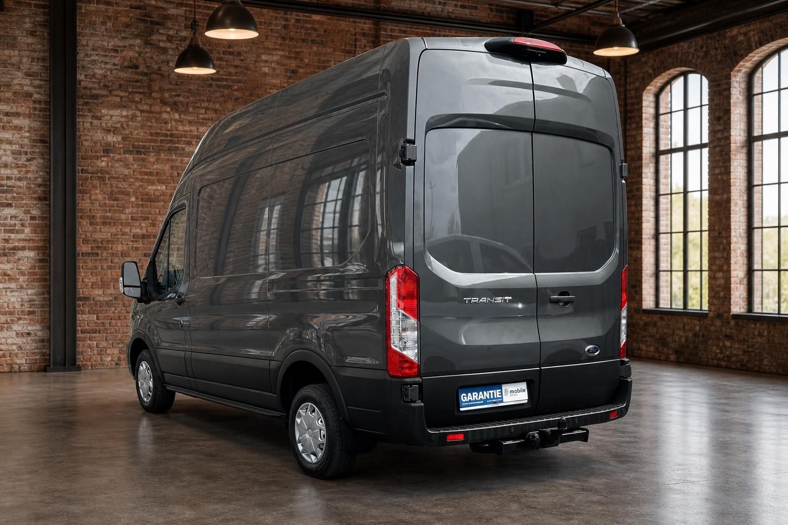 Ford Transit Kastenwagen grau Heckansicht mit Anhängerkupplung in Industriehalle