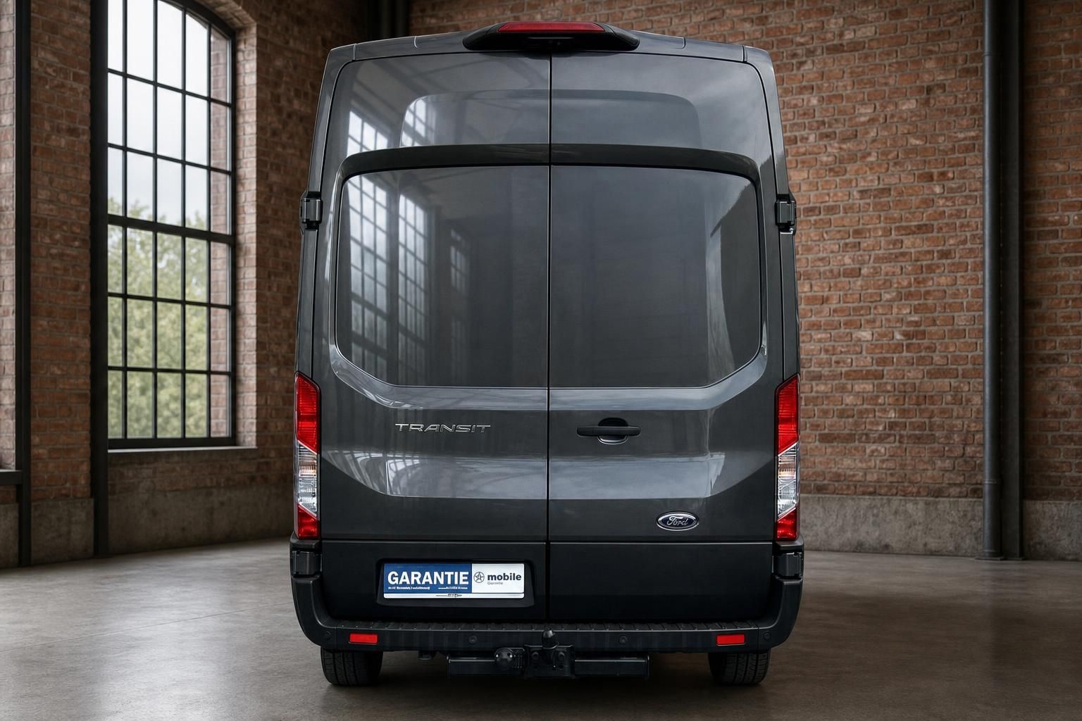 Ford Transit Kastenwagen grau direkte Heckansicht mit Anhängerkupplung in Industriehalle