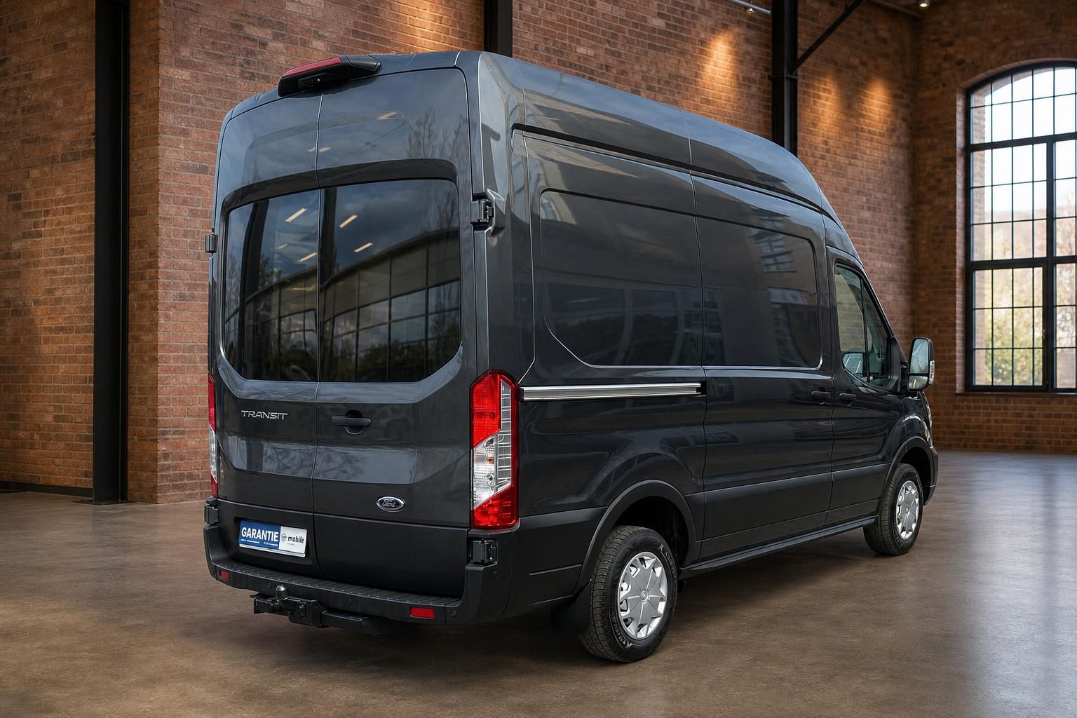 Ford Transit Kombi dunkelgrau Heckansicht schräg mit Anhängerkupplung in Industriehalle