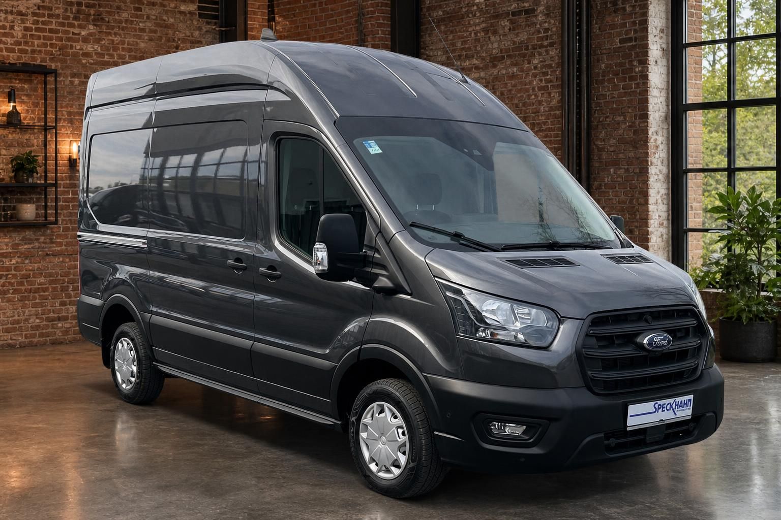 Ford Transit Hochdach Kastenwagen grau Frontansicht schräg in modernem Showroom
