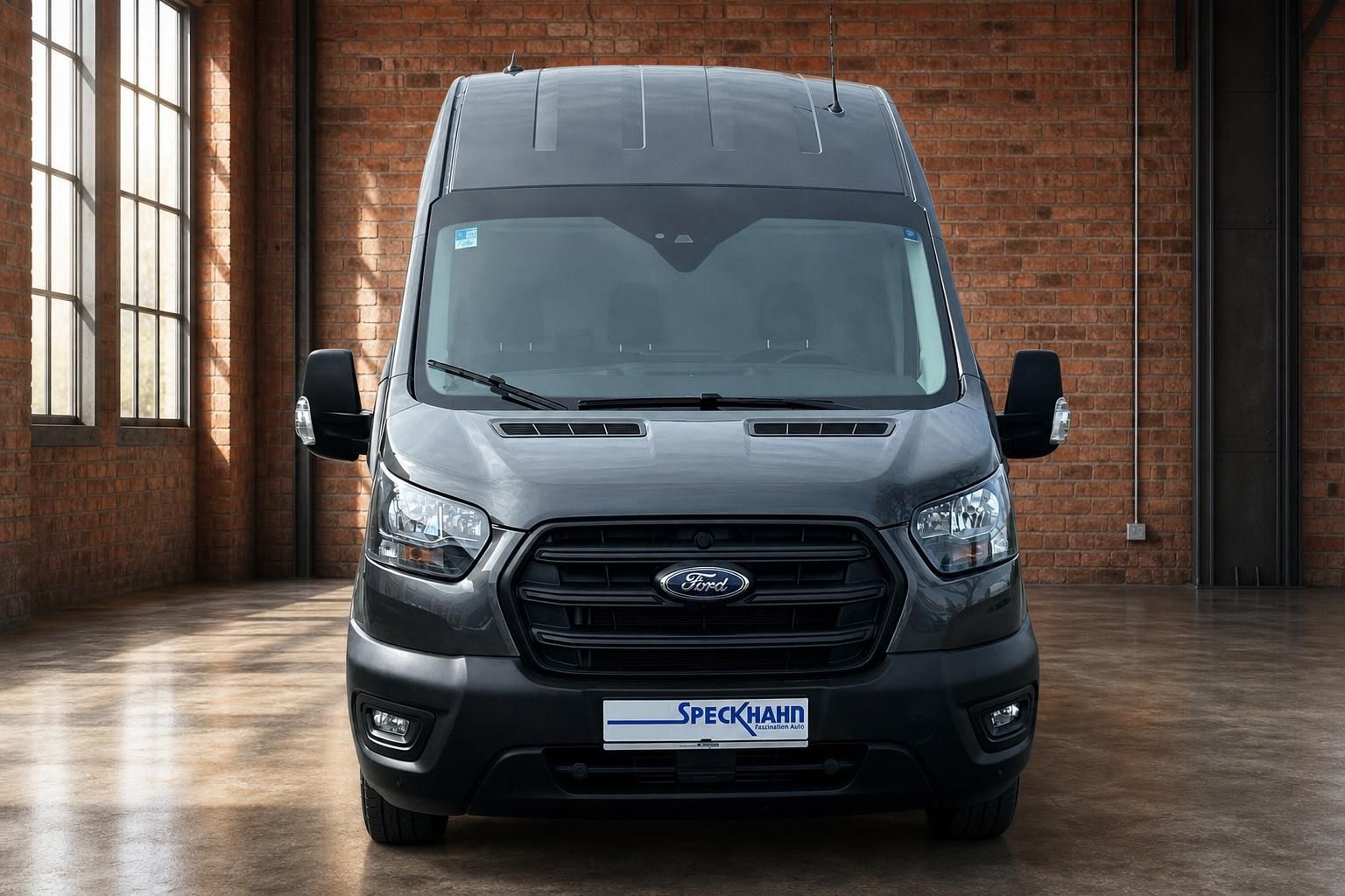 Ford Transit Kastenwagen grau Frontansicht in Industriehalle – Hochdach Transporter