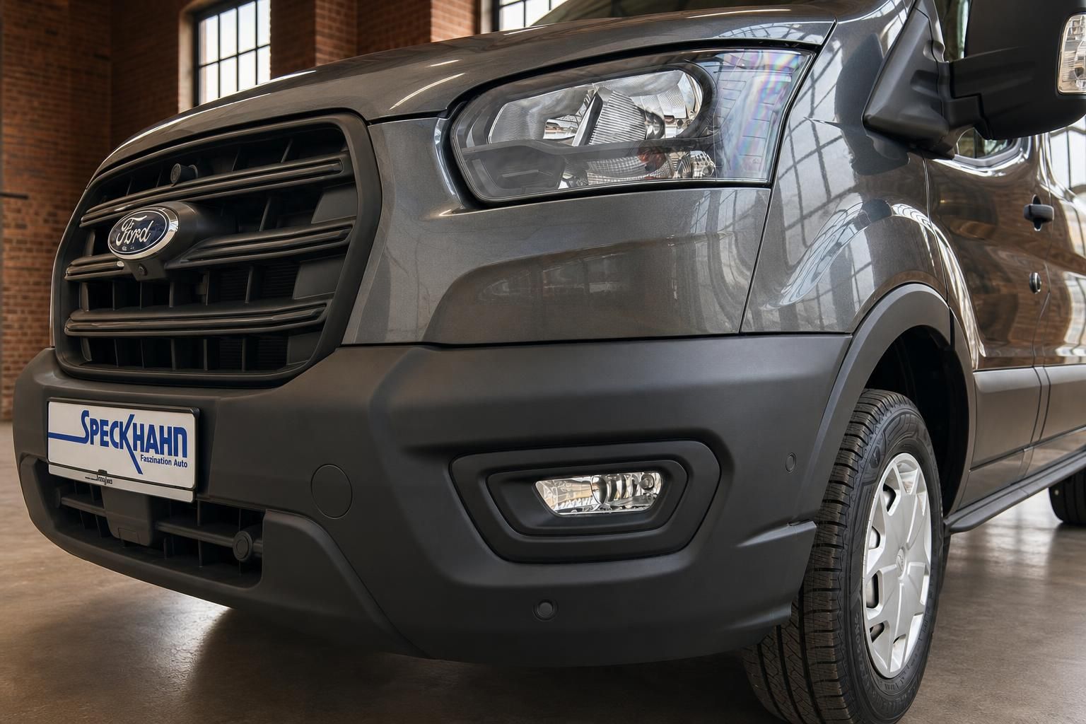 Ford Transit Detailansicht Front – Kühlergrill, Scheinwerfer und Kennzeichenhalter Speckhahn