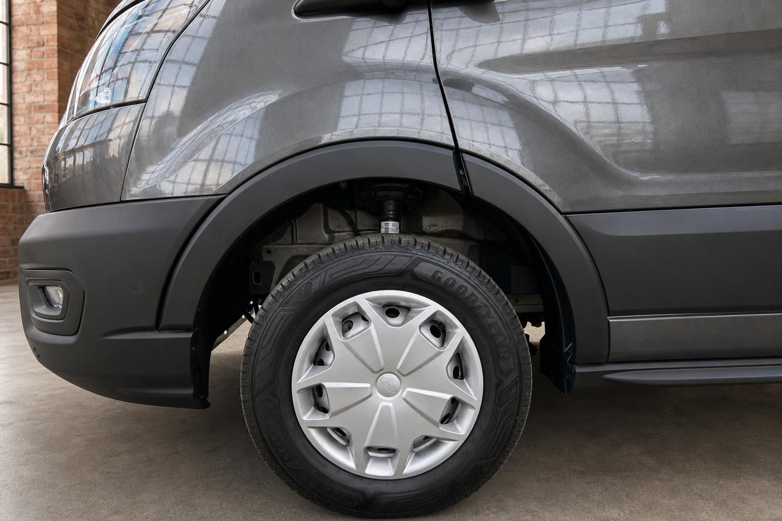 Ford Transit Kastenwagen grau – Detailansicht Vorderrad mit Goodyear-Reifen und Radkappe
