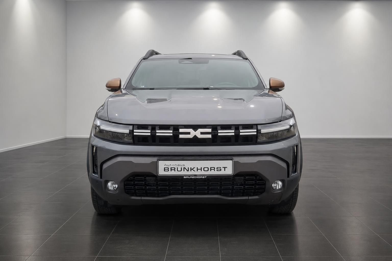 Dacia Duster SUV Frontansicht grau metallic Kuehlergrill LED Scheinwerfer Autohaus Brunkhorst