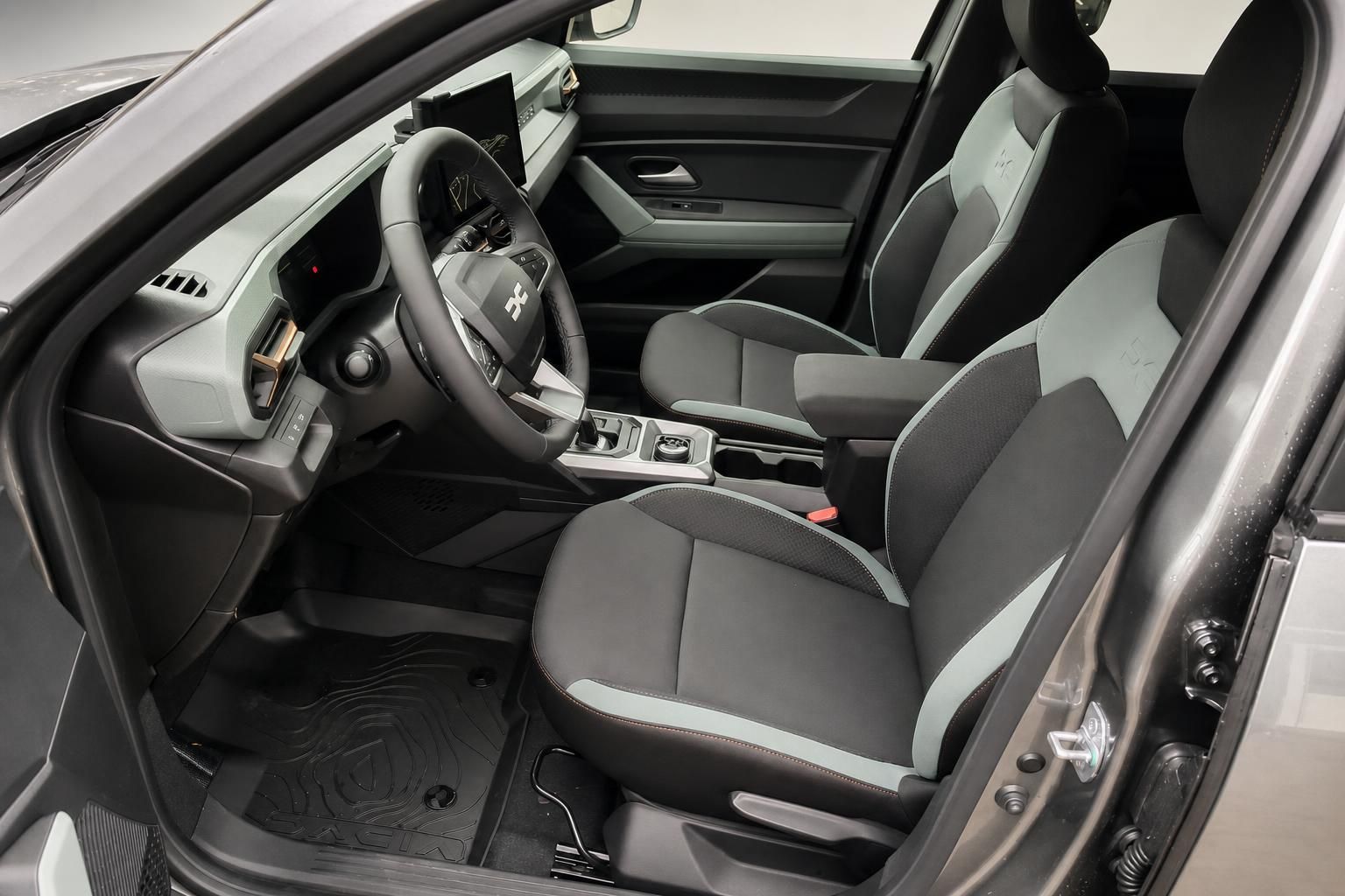 Dacia Duster Innenraum Fahrersitz schwarz grau Sitzbezuege Lenkrad Armaturenbrett