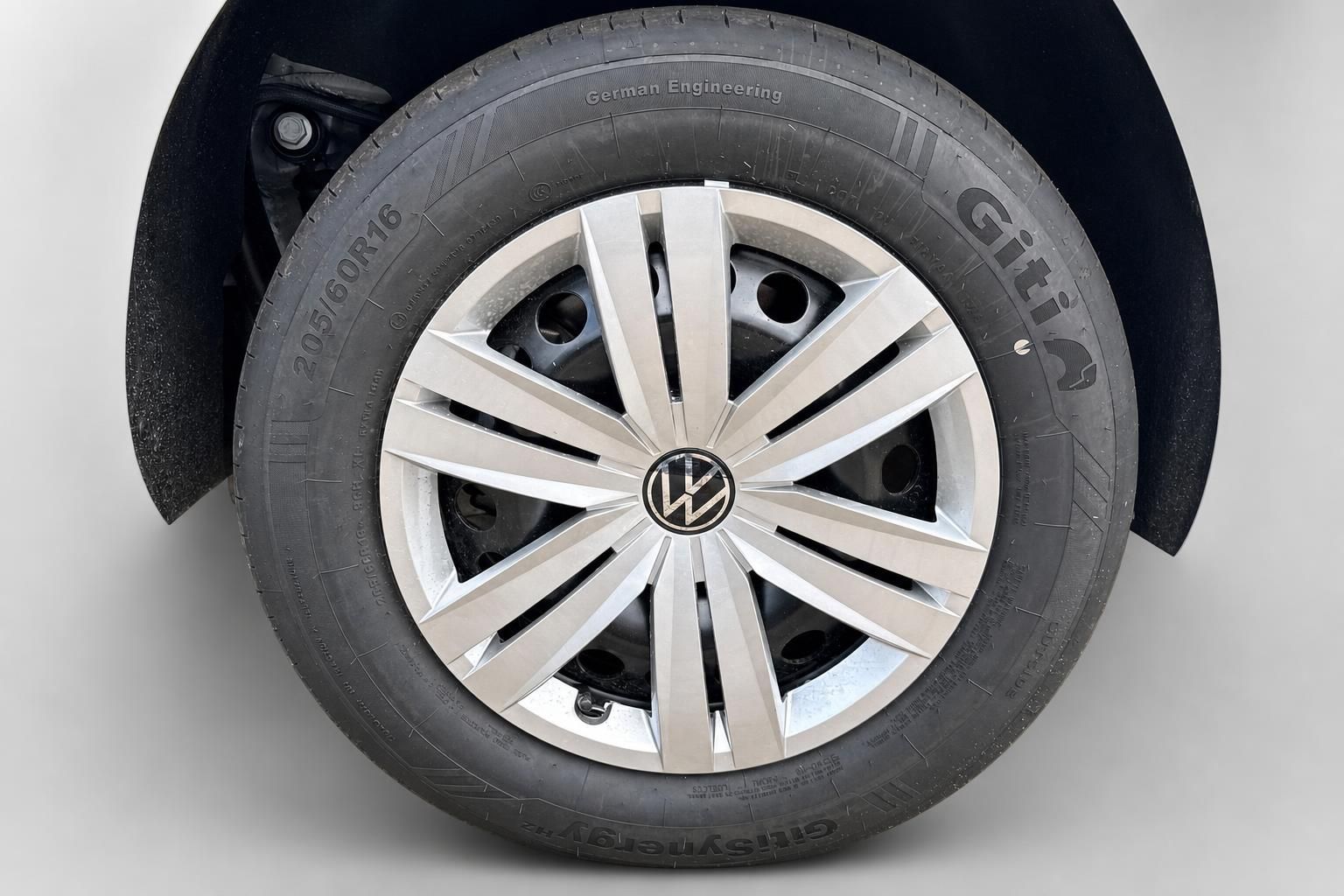 VW Radkappe Nahaufnahme mit Reifen und Felge Detailansicht