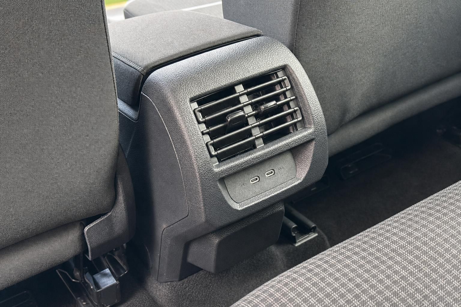 Luftausstroemer und USB-Anschluesse im Fond des Fahrzeugs