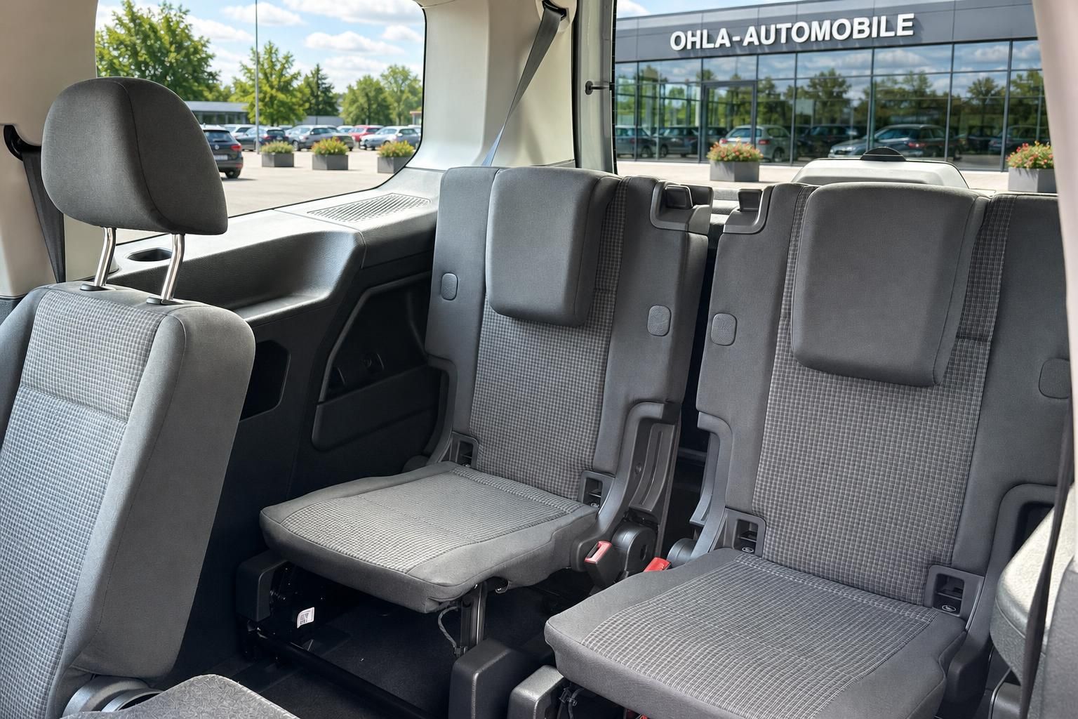 Dritte Sitzreihe im Fahrzeuginnenraum mit Blick auf Autohaus Ohla-Automobile