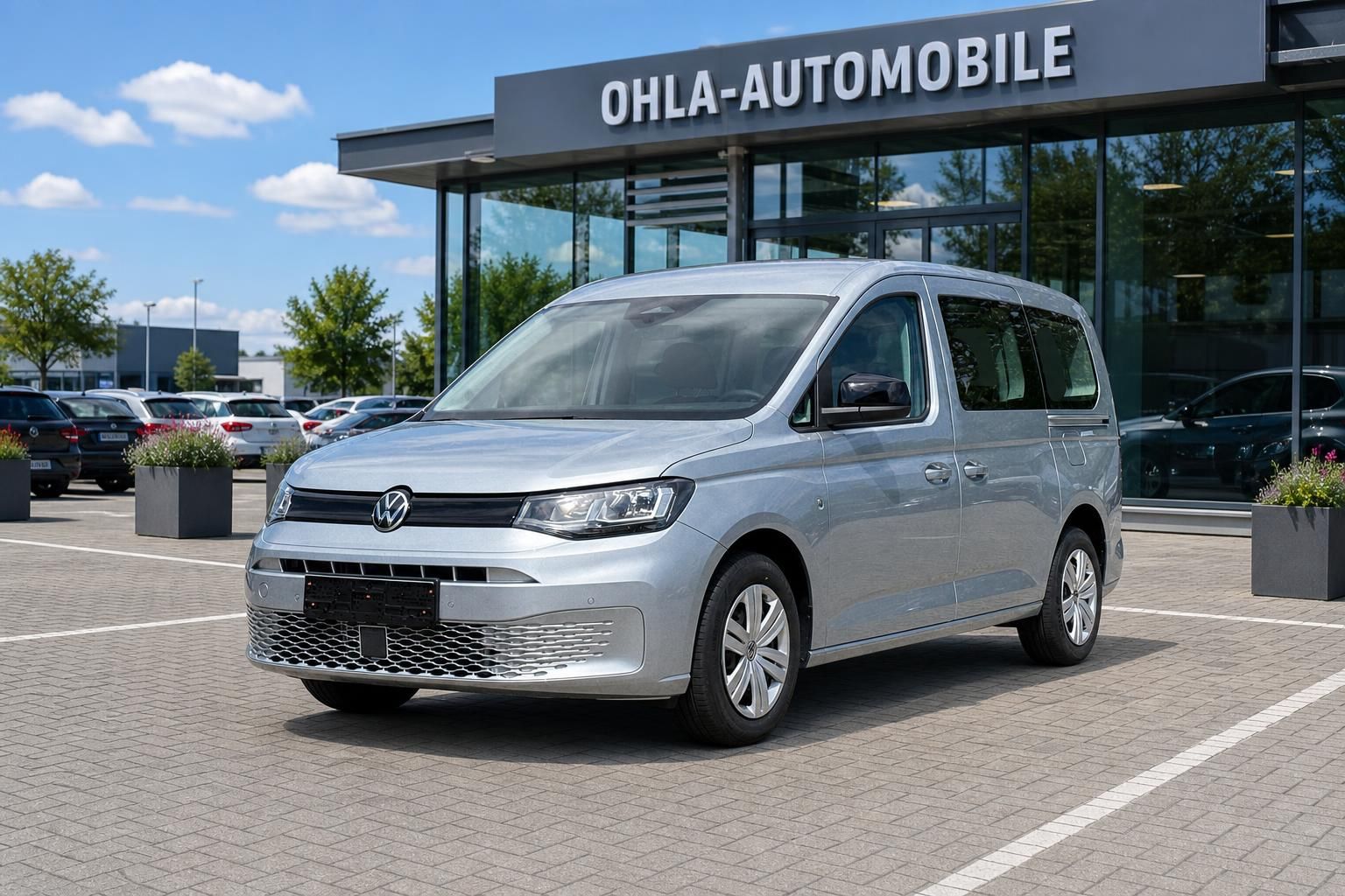 VW Caddy silber Frontansicht vor Autohaus Ohla-Automobile