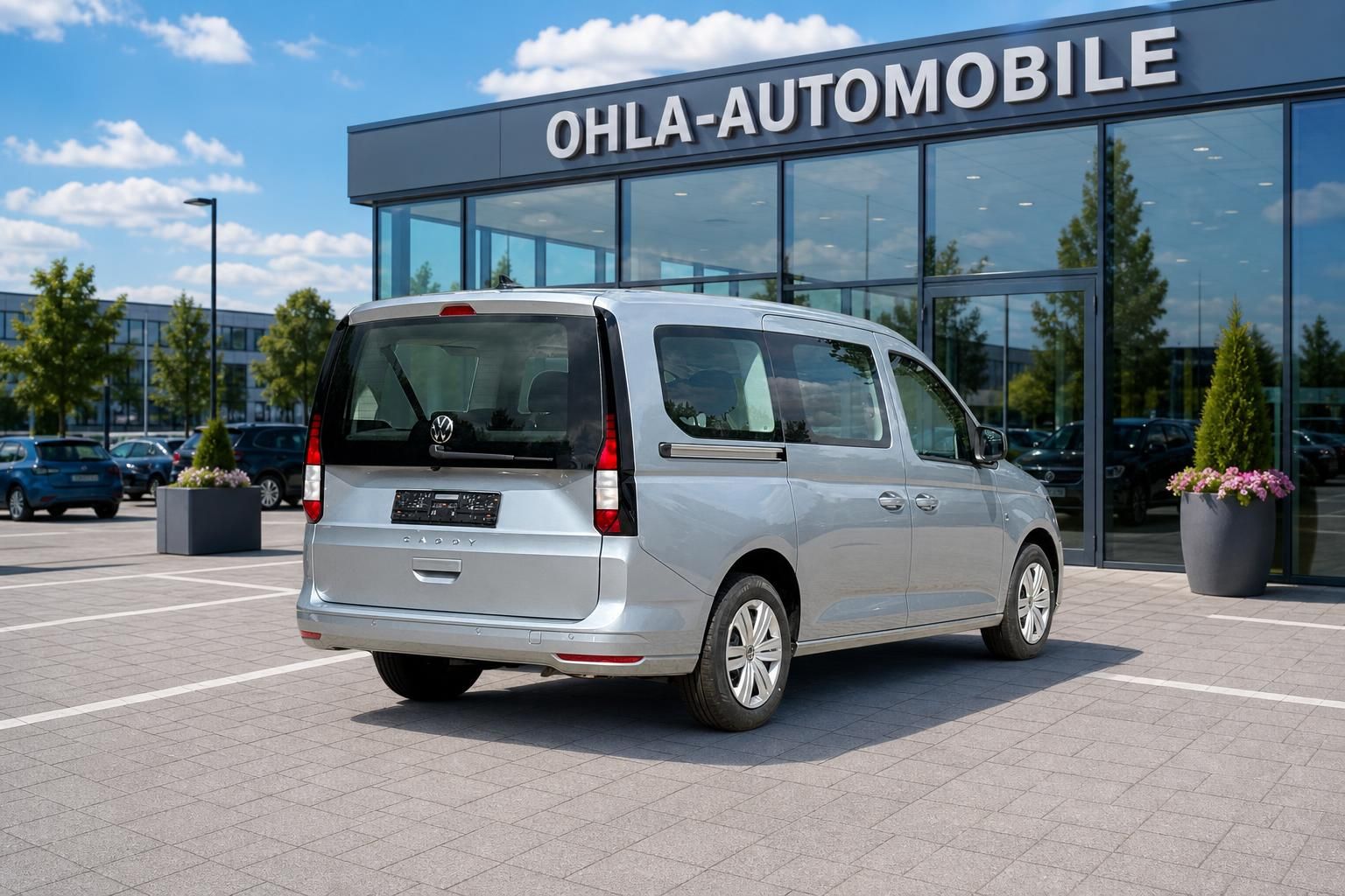 VW Caddy Heckansicht silber vor Autohaus Ohla-Automobile