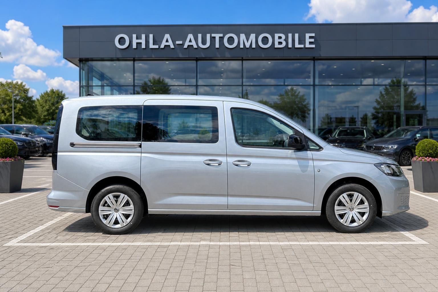 VW Caddy silber Seitenansicht schraeg von hinten fotografiert