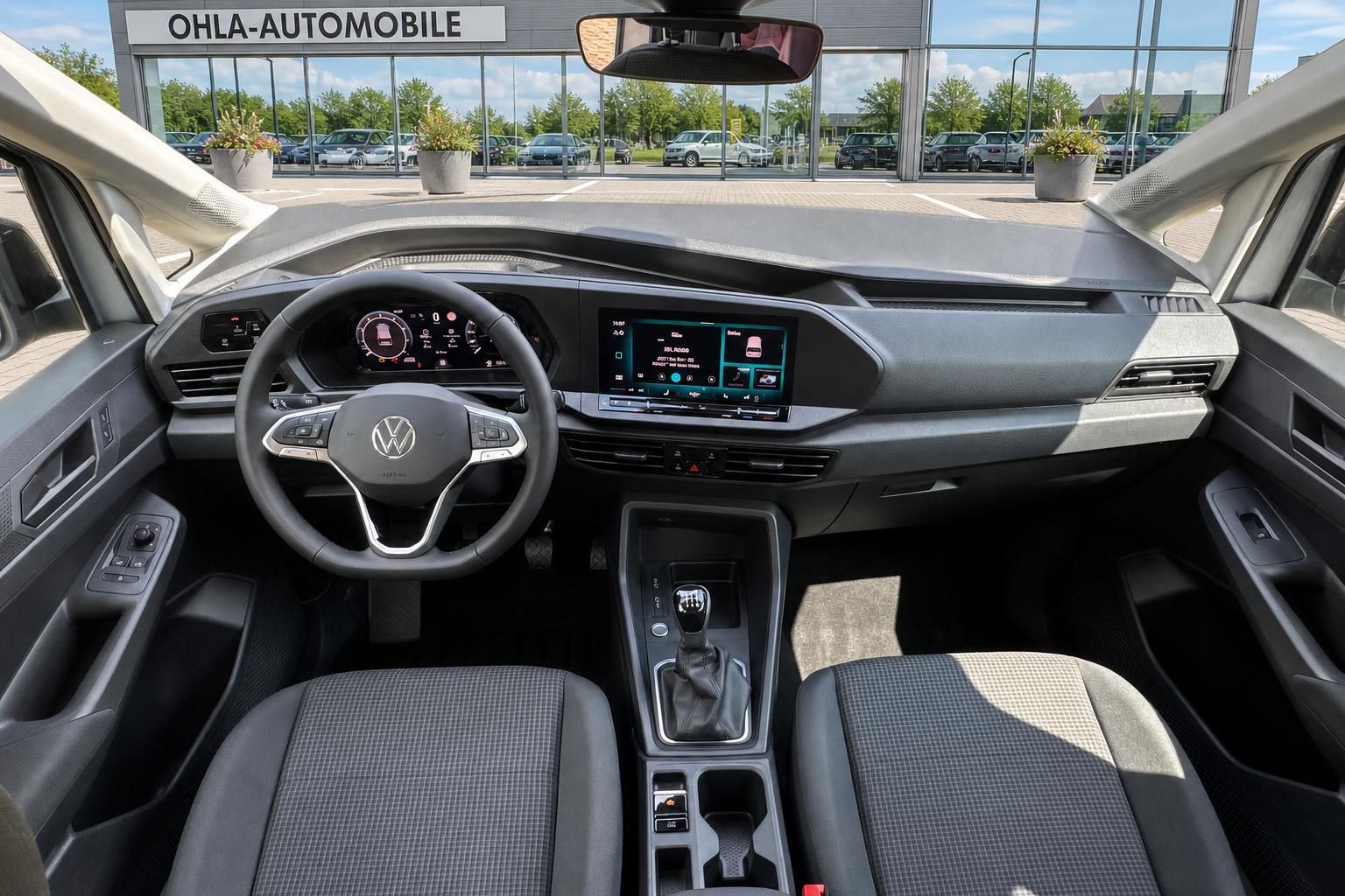 VW Caddy Innenraum mit Cockpit und Lenkrad im Detail