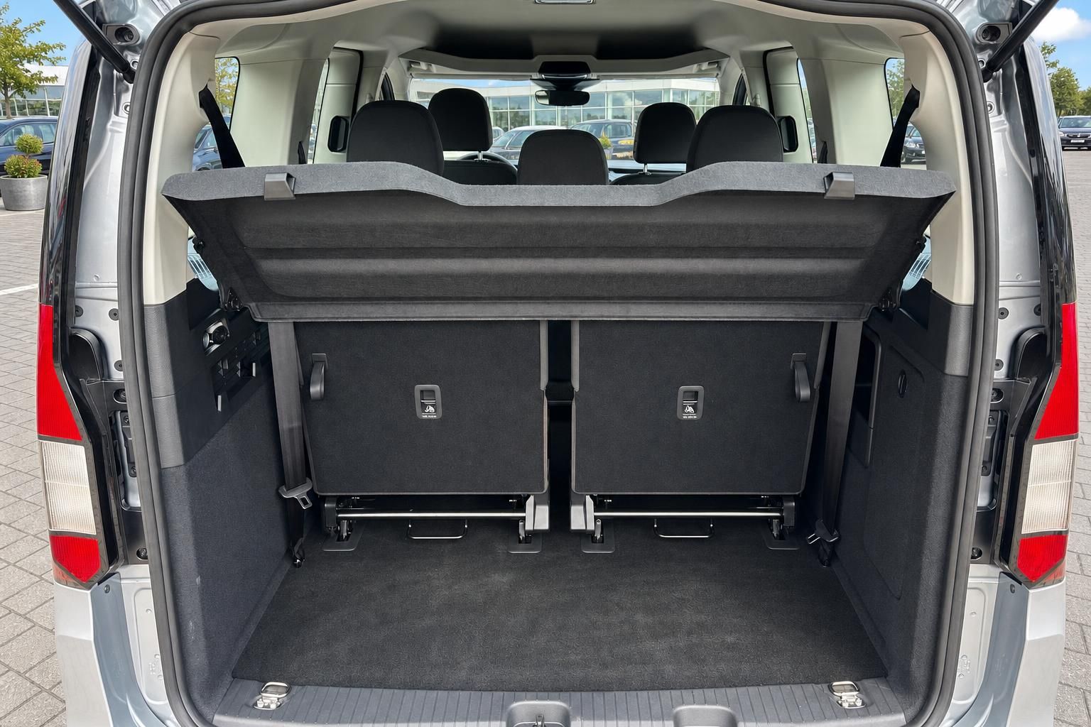 VW Caddy Kofferraum mit umklappbaren Sitzen und viel Stauraum