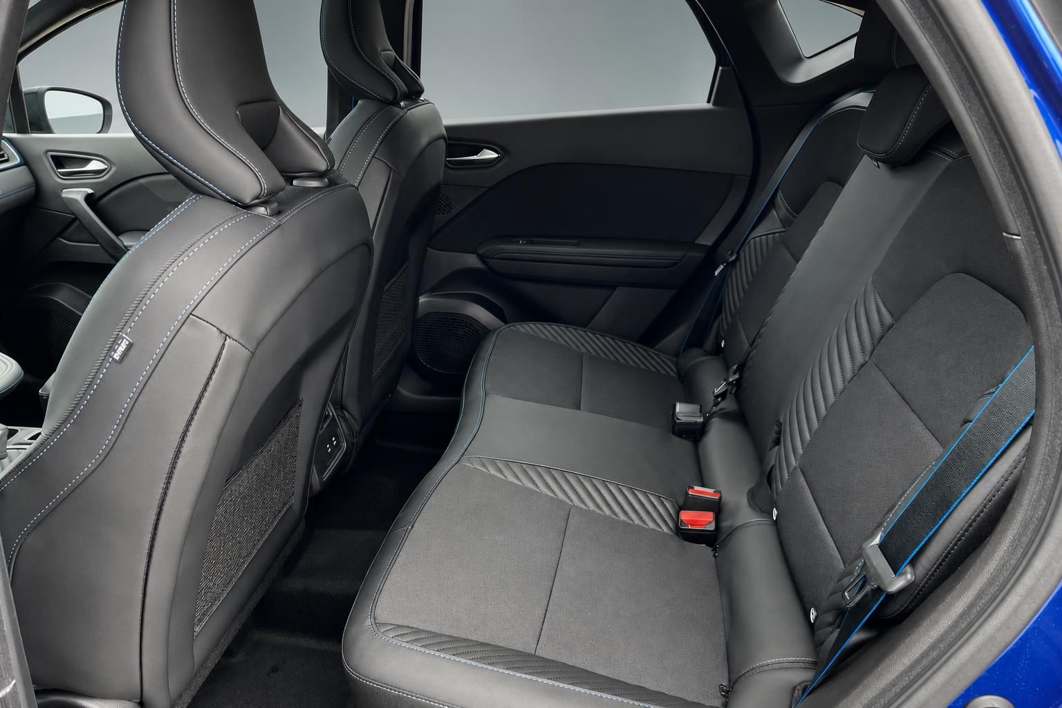 Renault Captur E-Tech Innenraum Rücksitze graue Lederausstattung mit blauen Akzenten