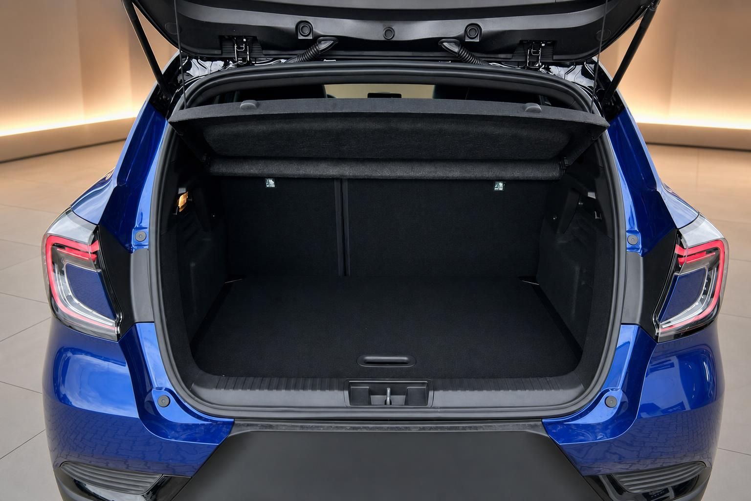 Geöffneter Kofferraum eines blauen Autos zeigt großzügigen Stauraum mit schwarzer Verkleidung