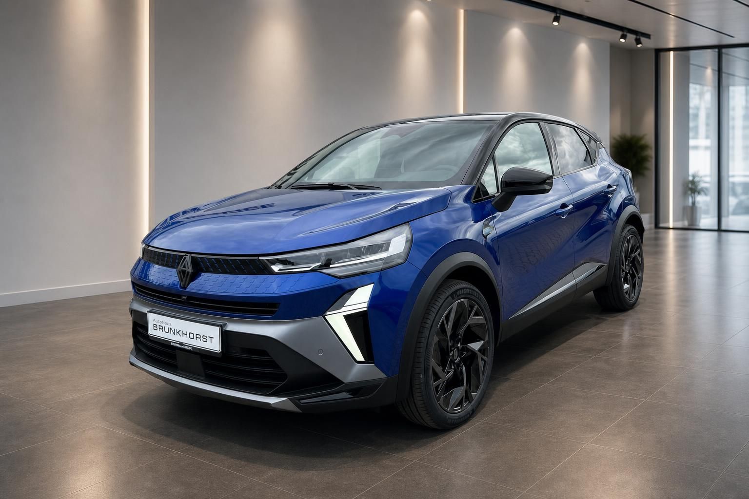 Renault Captur E-Tech blau Frontansicht schräg im modernen Autohaus Showroom