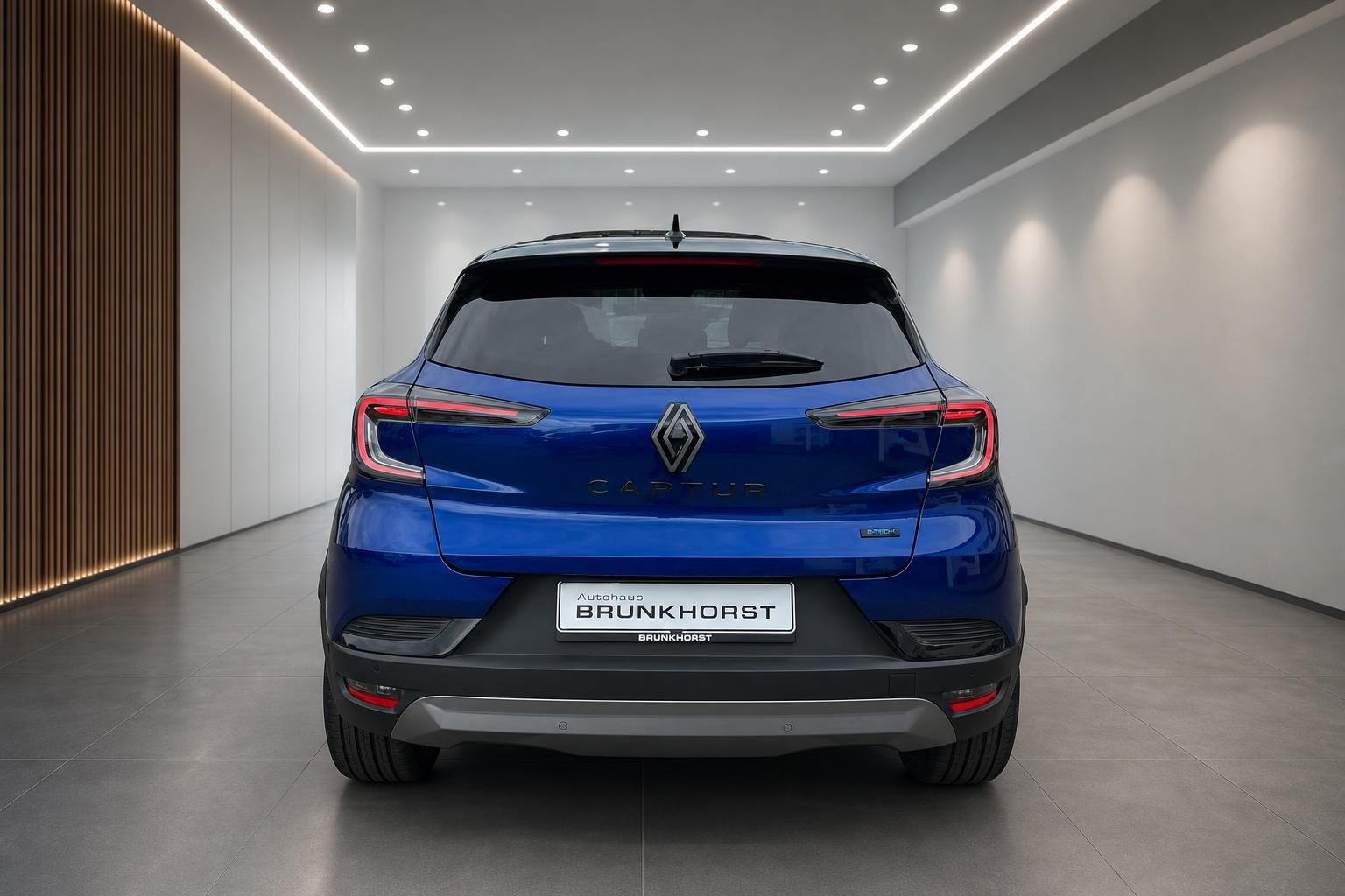 Renault Captur E-Tech blau Heckansicht im Autohaus Brunkhorst Showroom