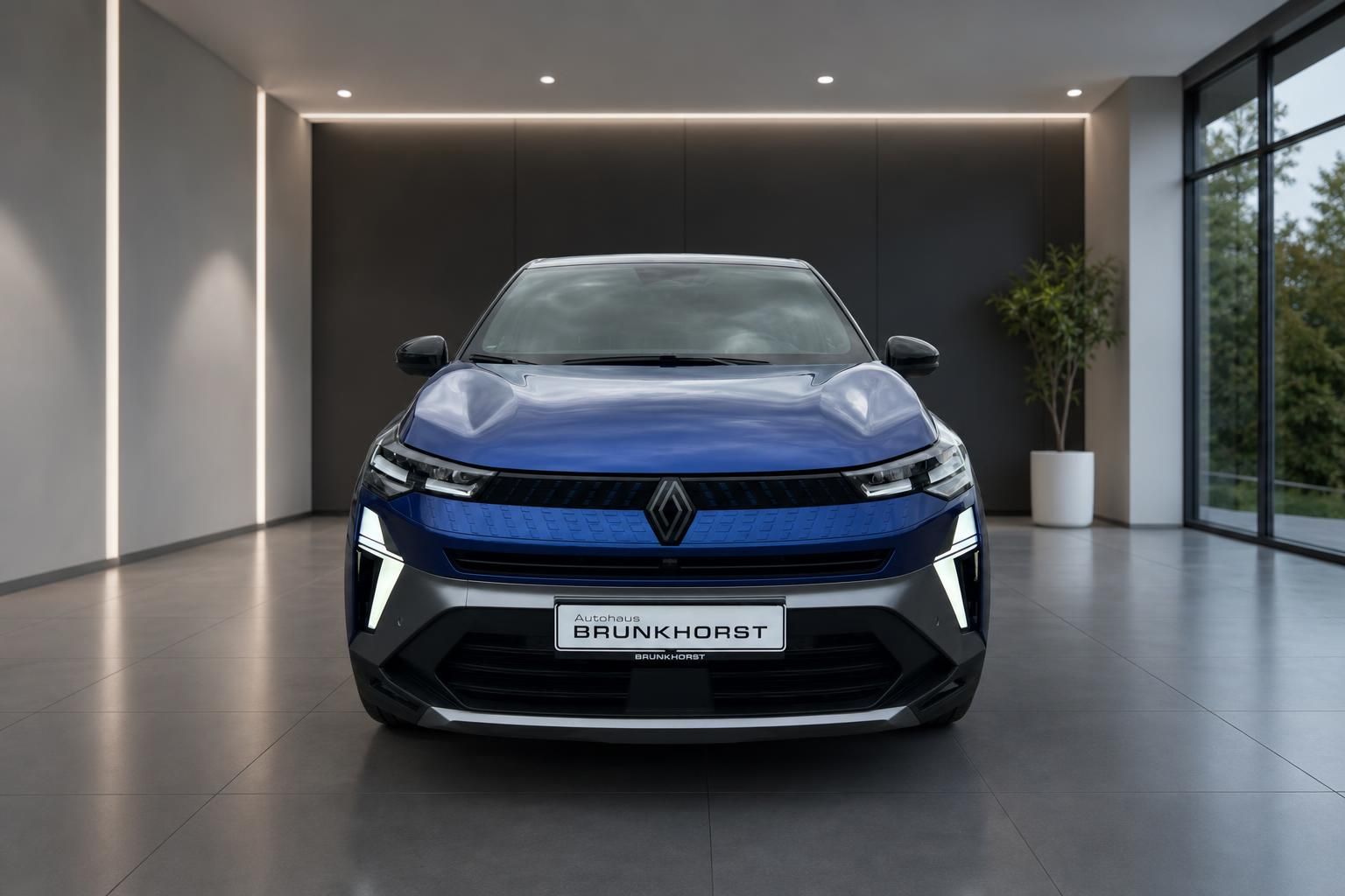 Renault Captur E-Tech blau Frontansicht im Autohaus Brunkhorst Showroom