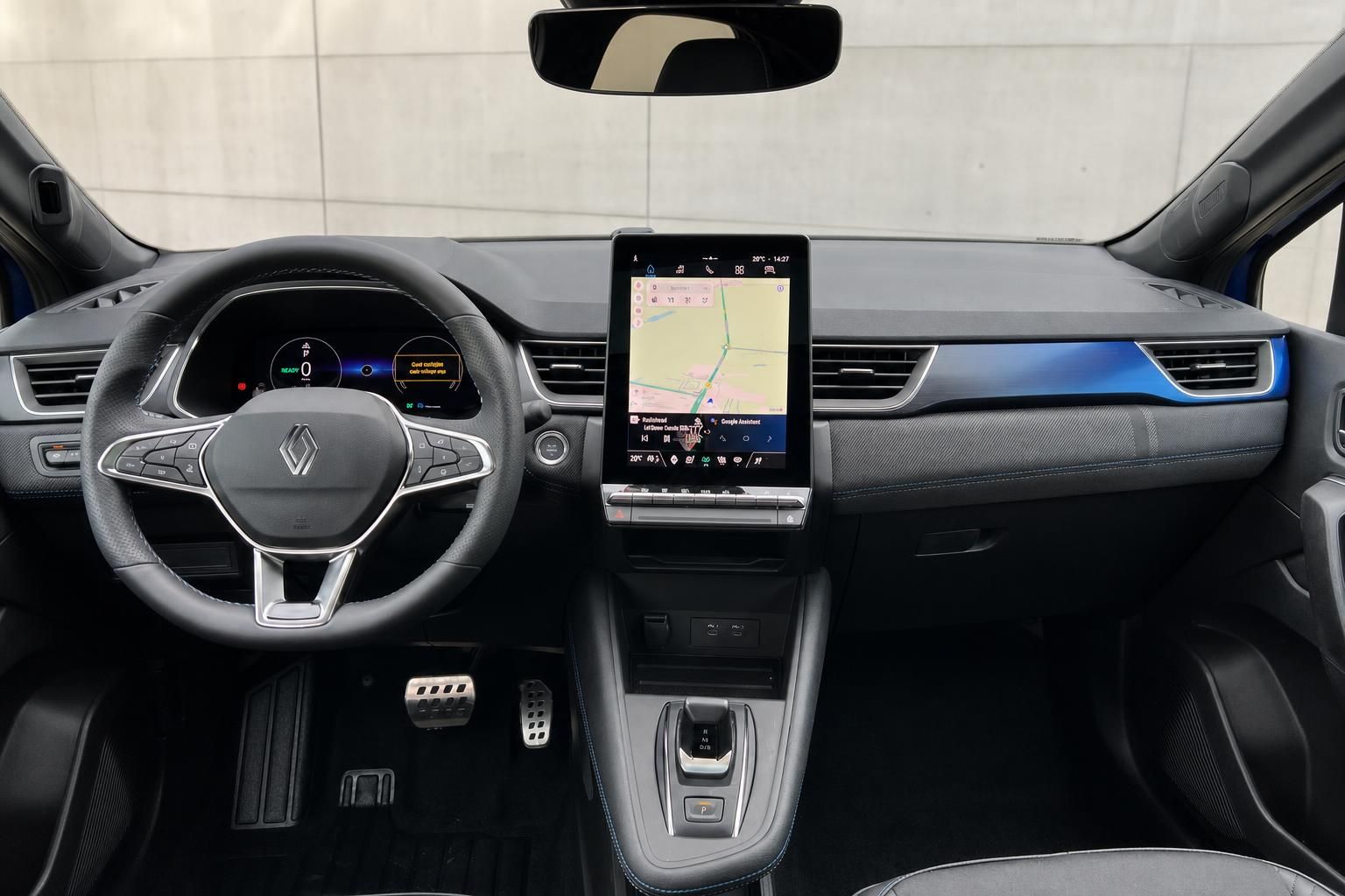 Renault Captur E-Tech Innenraum Cockpit mit Touchscreen und Navigationssystem