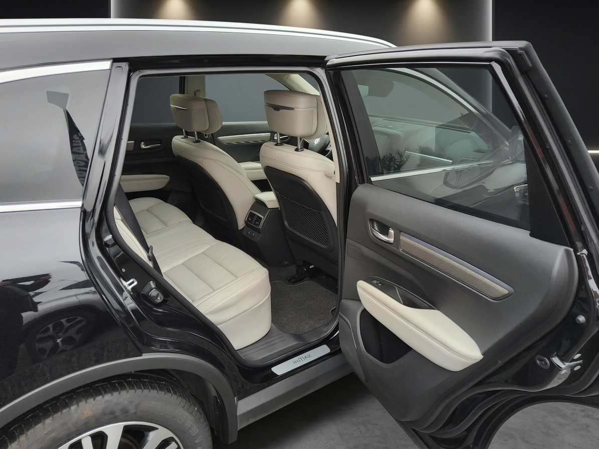 Schwarzer Rolls-Royce SUV Innenraum Rücksitze beige Lederausstattung im Showroom