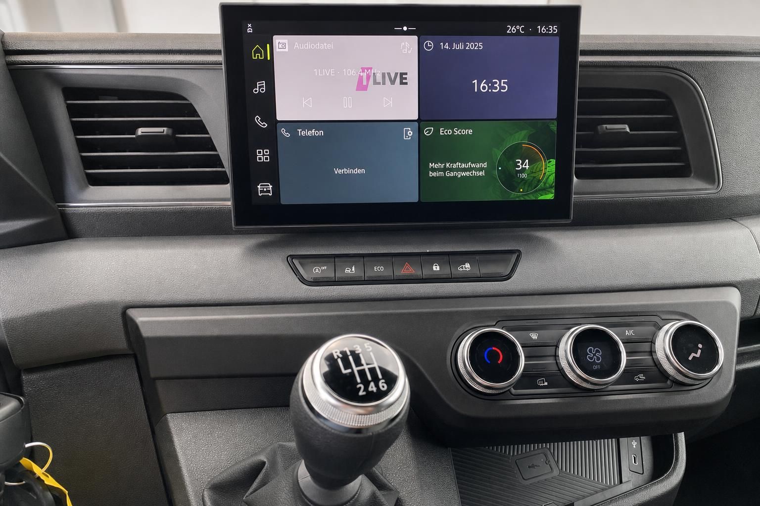 Fahrzeug Armaturenbrett mit Infotainment-Display, Schaltknauf und Klimareglern im modernen Design