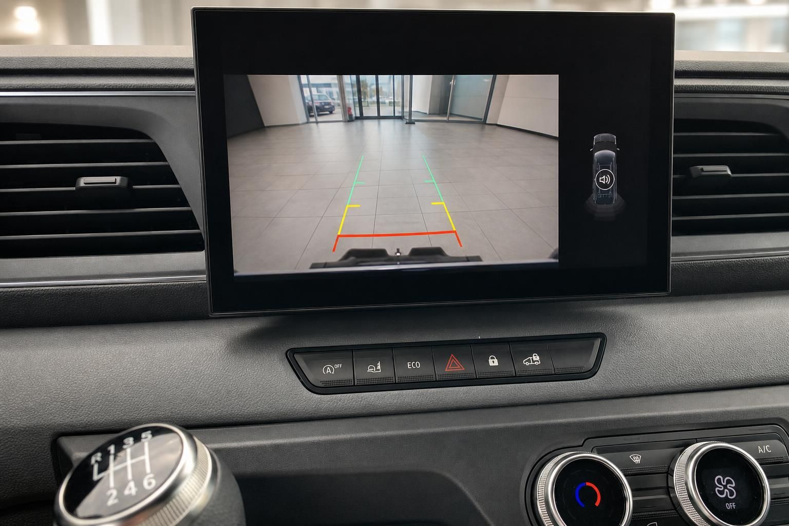 Rückfahrkamera Display mit Parklinien im Fahrzeug-Infotainmentsystem für sicheres Rangieren