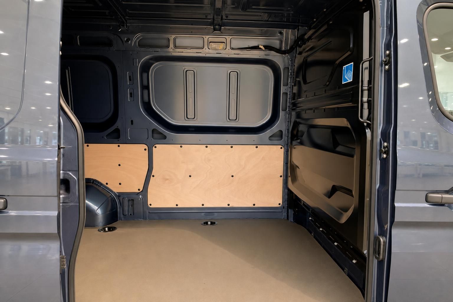 Laderaum eines Transporters mit Holzverkleidung und praktischen Befestigungsmöglichkeiten