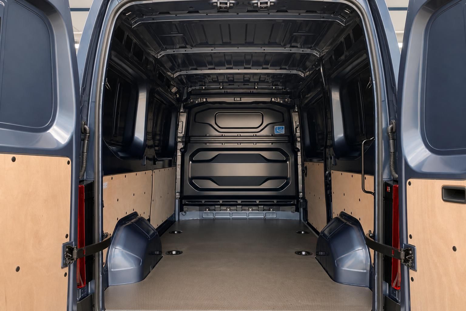 Geräumiger Transporter-Laderaum mit Holzverkleidung und offenem Heckbereich für maximale Nutzlast