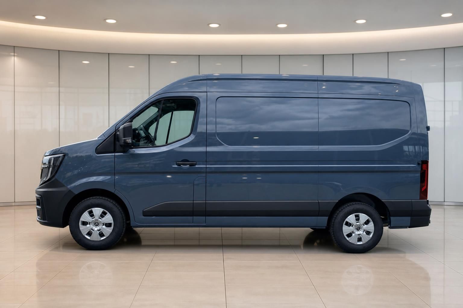 Renault Master Transporter in Grau - Seitenansicht im Autohaus Showroom