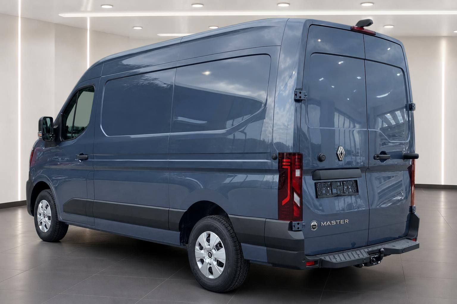 Renault Master Kastenwagen in Grau - Schrägansicht von hinten mit Seitenfenstern
