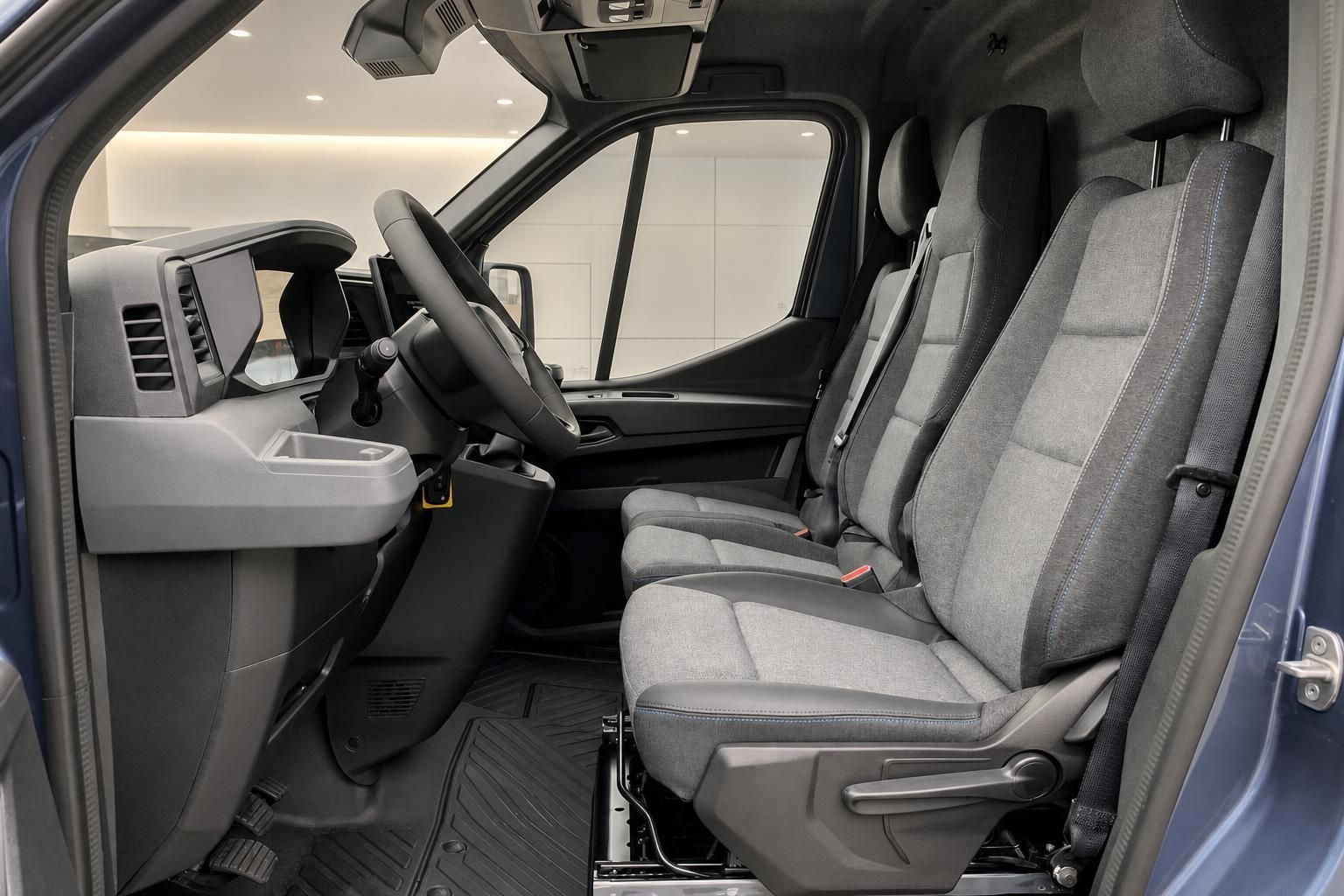 Renault Transporter Innenraum - komfortable Fahrerkabine mit ergonomischen grauen Sitzen