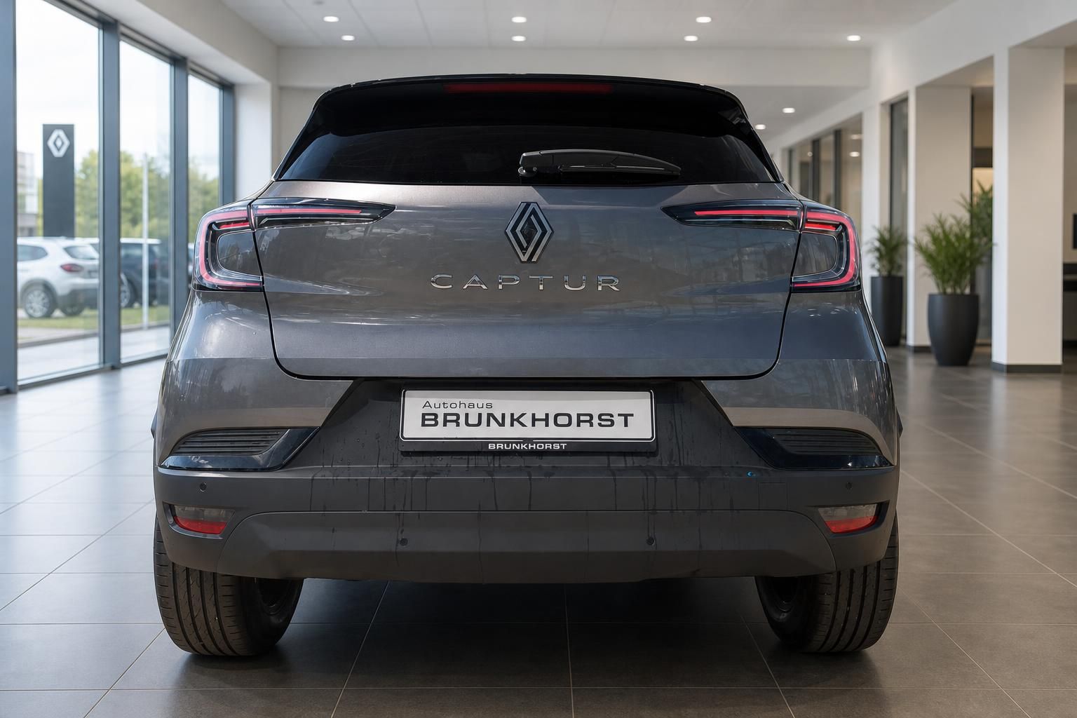 Renault Captur Heckansicht mit LED-Rücklichtern - graues SUV im Autohaus Showroom