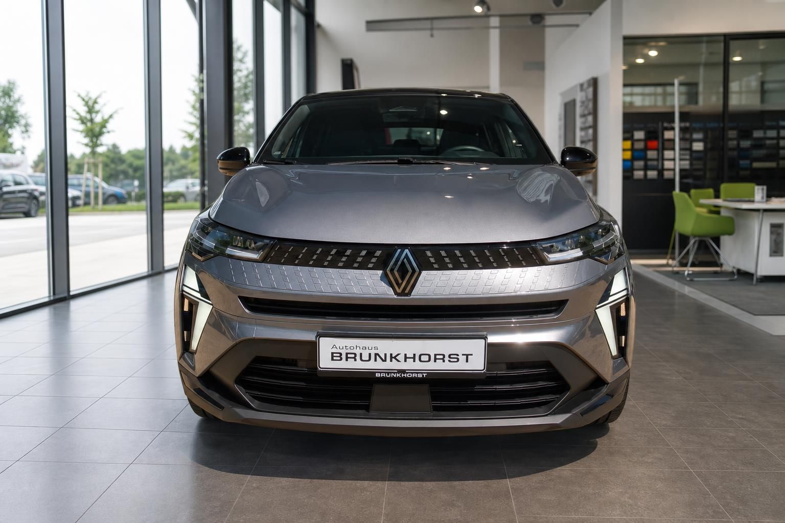 Renault Captur Frontansicht im Autohaus - modernes SUV Design mit LED-Scheinwerfern in grau