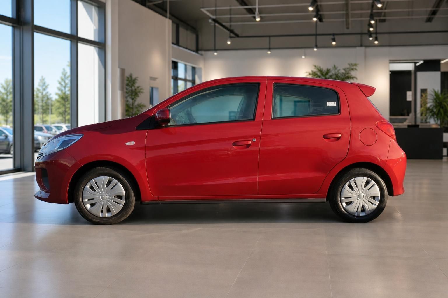Roter Kleinwagen Seitenansicht im Autohaus-Showroom mit modernem Design