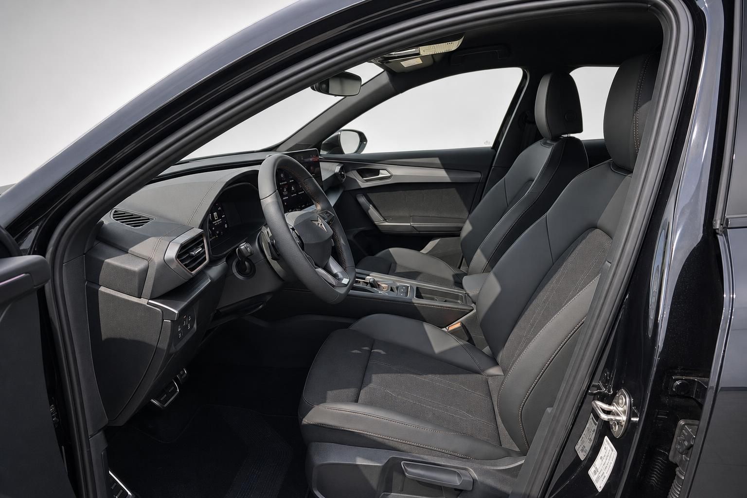 Cupra Innenraum mit Sportsitzen und Cockpit in Schwarz