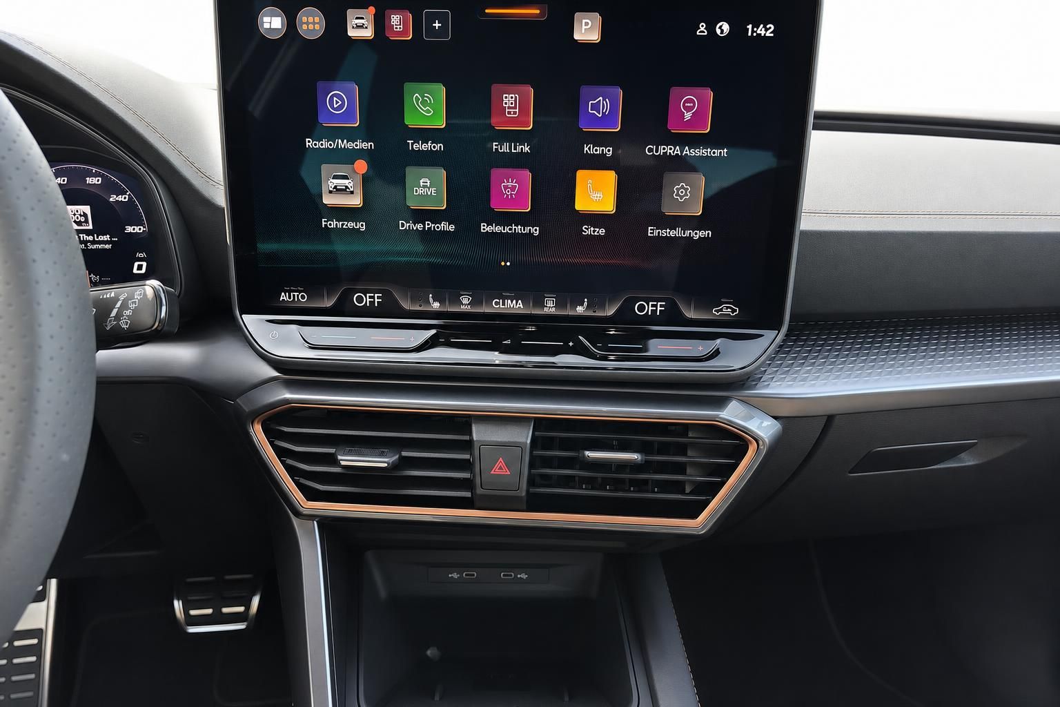 Cupra Infotainment-Display mit Menue und Klimabedienung im Detail