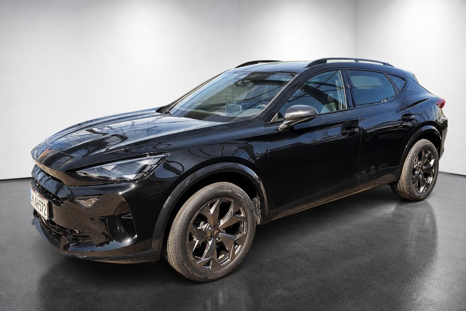 Cupra Formentor schwarz Seitenansicht vorne im Showroom