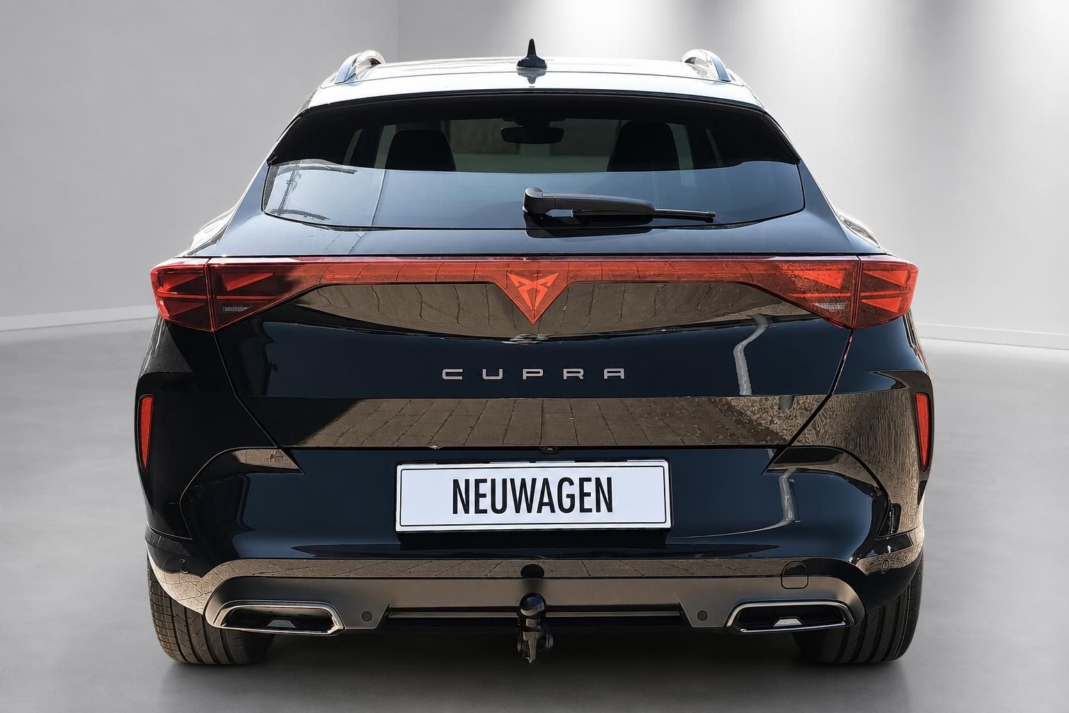 Cupra Formentor schwarz Heckansicht mit Anhängerkupplung