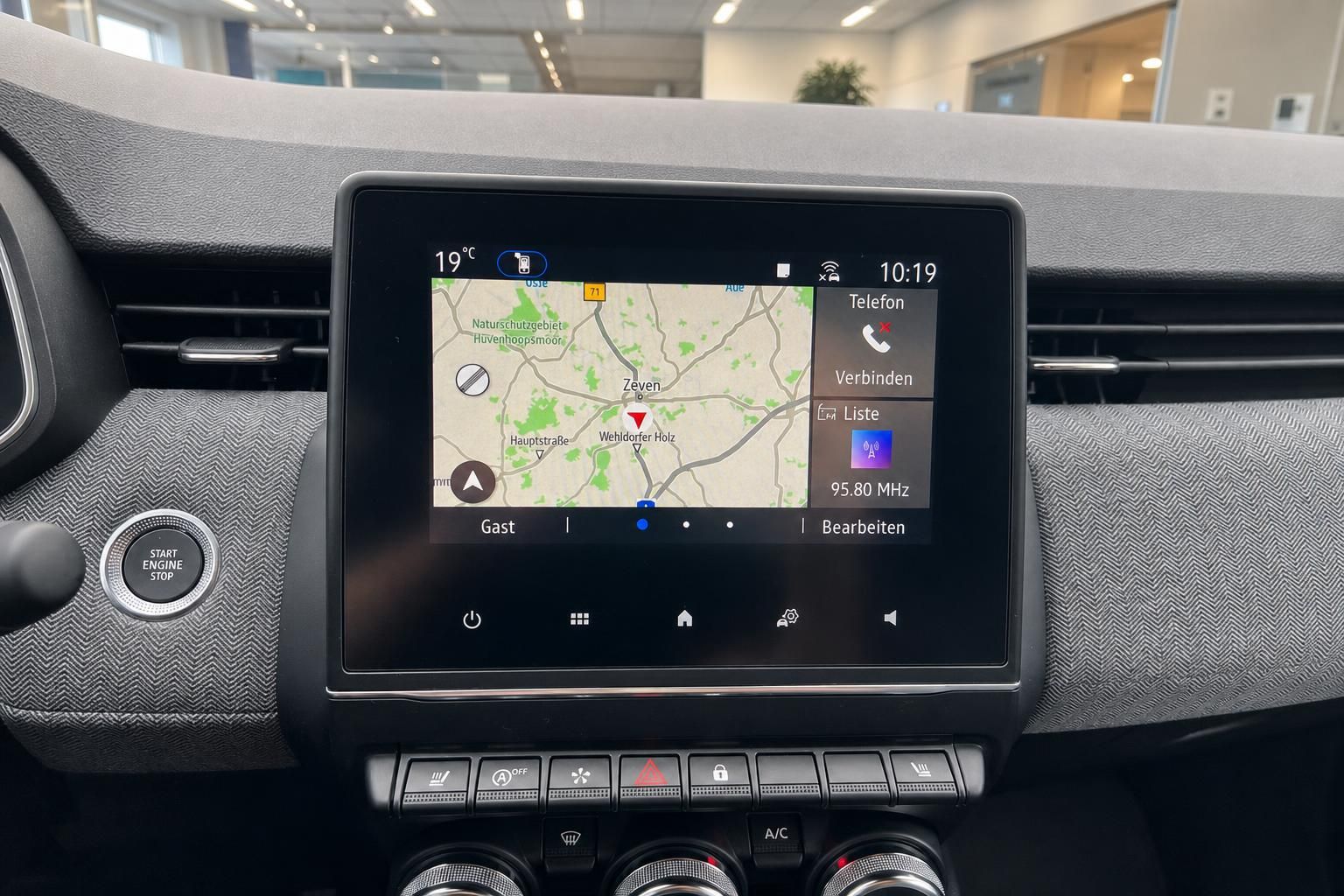 Renault Infotainment-Display mit Navigationskarte und Telefonmenü im Cockpit