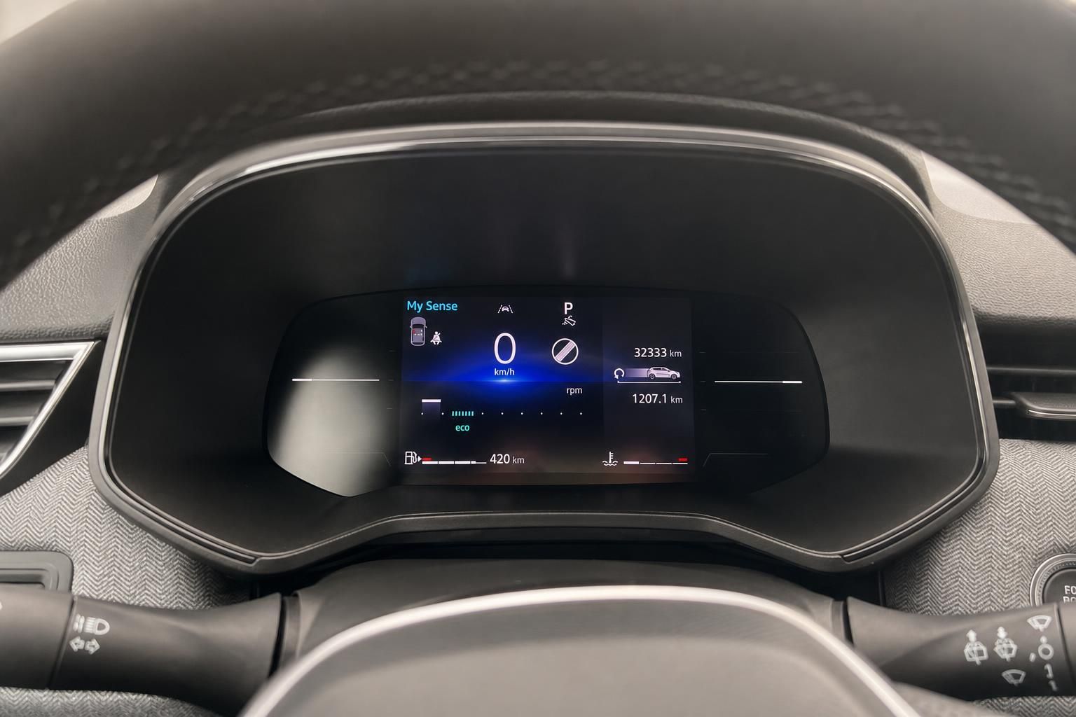 Digitales Kombiinstrument mit Tacho und Bordcomputer im Fahrzeug